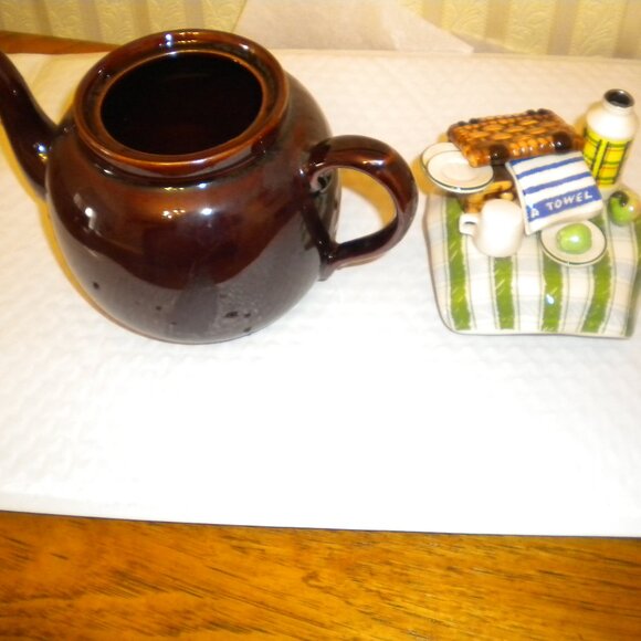 VINTAGE EARLY BROWN BETTY TEAPOT MADE IN ENG LAND PICNIC THEME - Picture 3 of 4